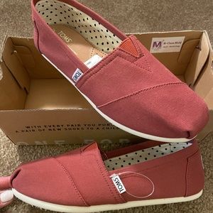 NWT - TOMS shoes